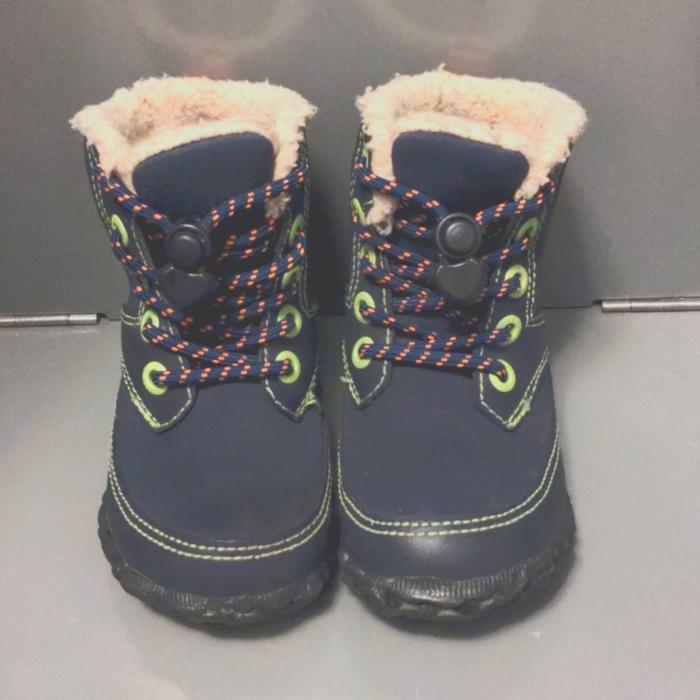 Kids size 7 bogs